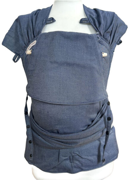 Babytrage WrapCon von Fräulein Hübsch mit breiten Trägern aus Tragetuchstoff für eine angenehme Gewichtsverteilung. Farbe Denim.