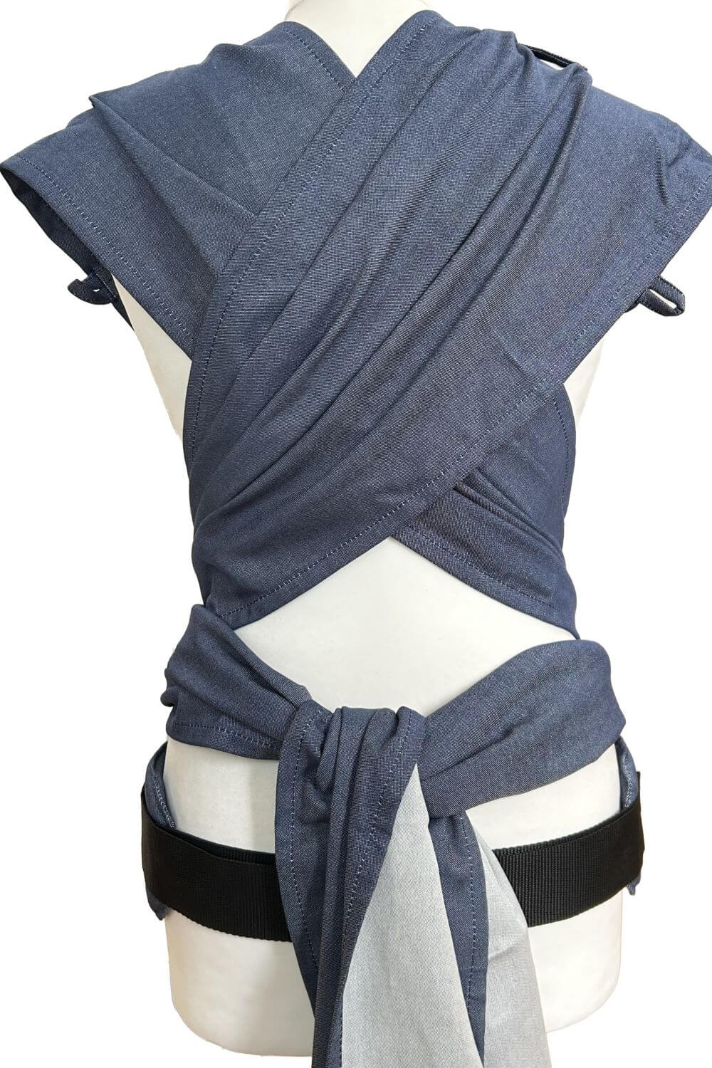 Babytrage WrapCon von Fräulein Hübsch mit breiten Trägern aus Tragetuchstoff für eine angenehme Gewichtsverteilung. Farbe Denim.