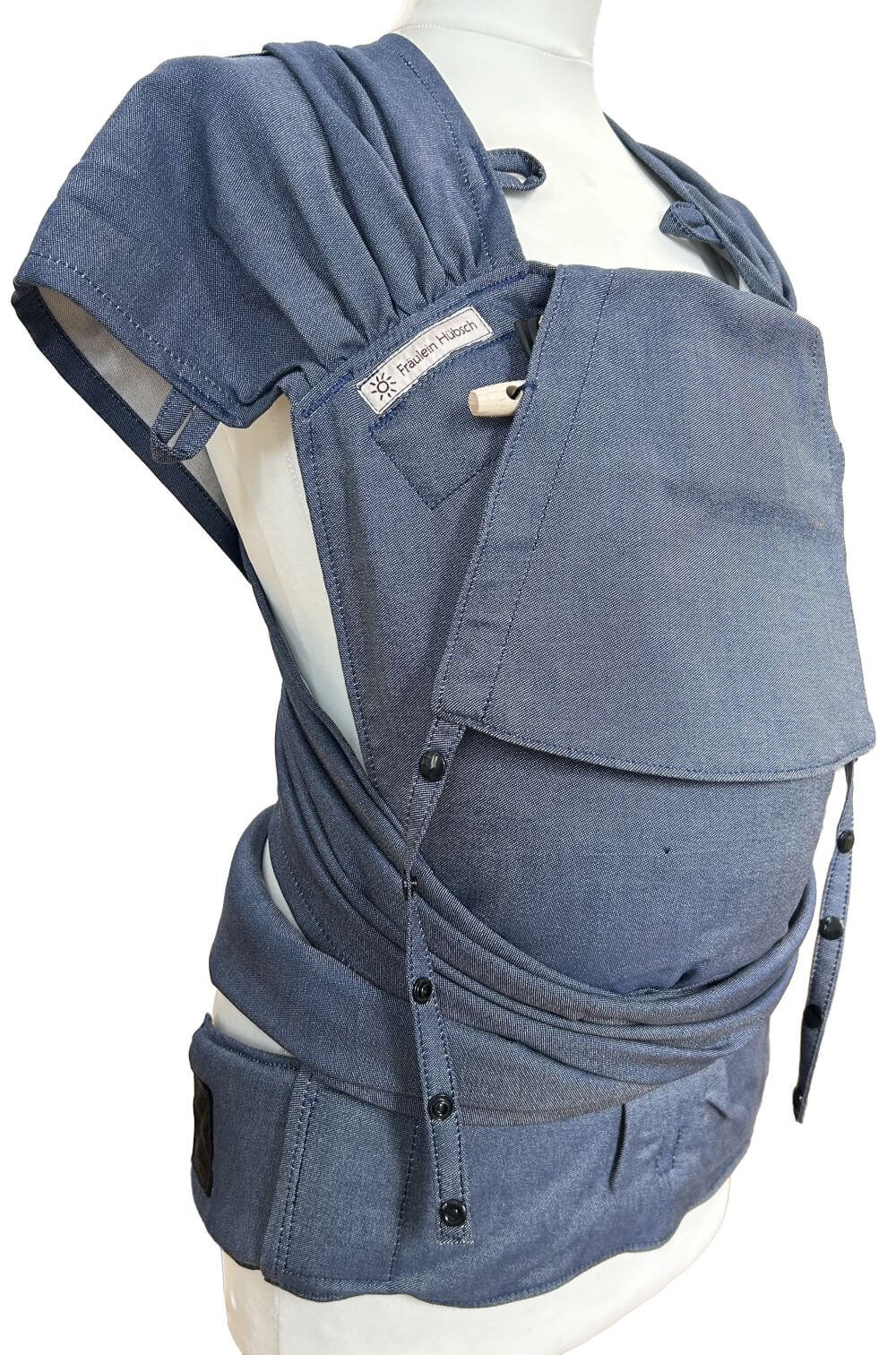 Babytrage WrapCon von Fräulein Hübsch mit breiten Trägern aus Tragetuchstoff für eine angenehme Gewichtsverteilung. Farbe Denim.