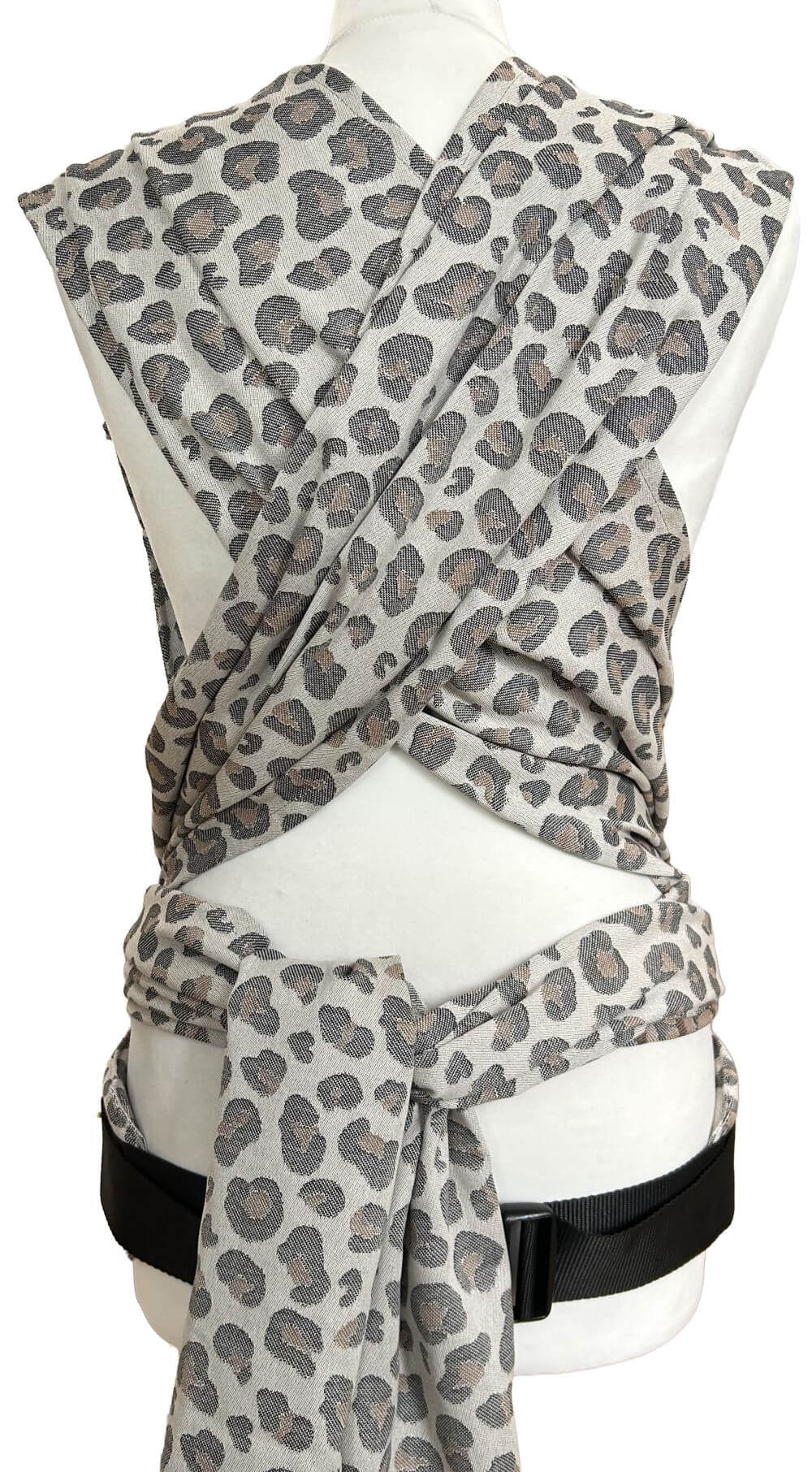 WrapCon Babysize Leoprint Rückansicht(1) Babytrage WrapCon von Fräulein Hübsch in Leoprint in schwarz und braun auf hellem Grund. Die Träger sind auffächerbar und zum verknoten, der Bauchgurt schließt mit einer Schnalle.