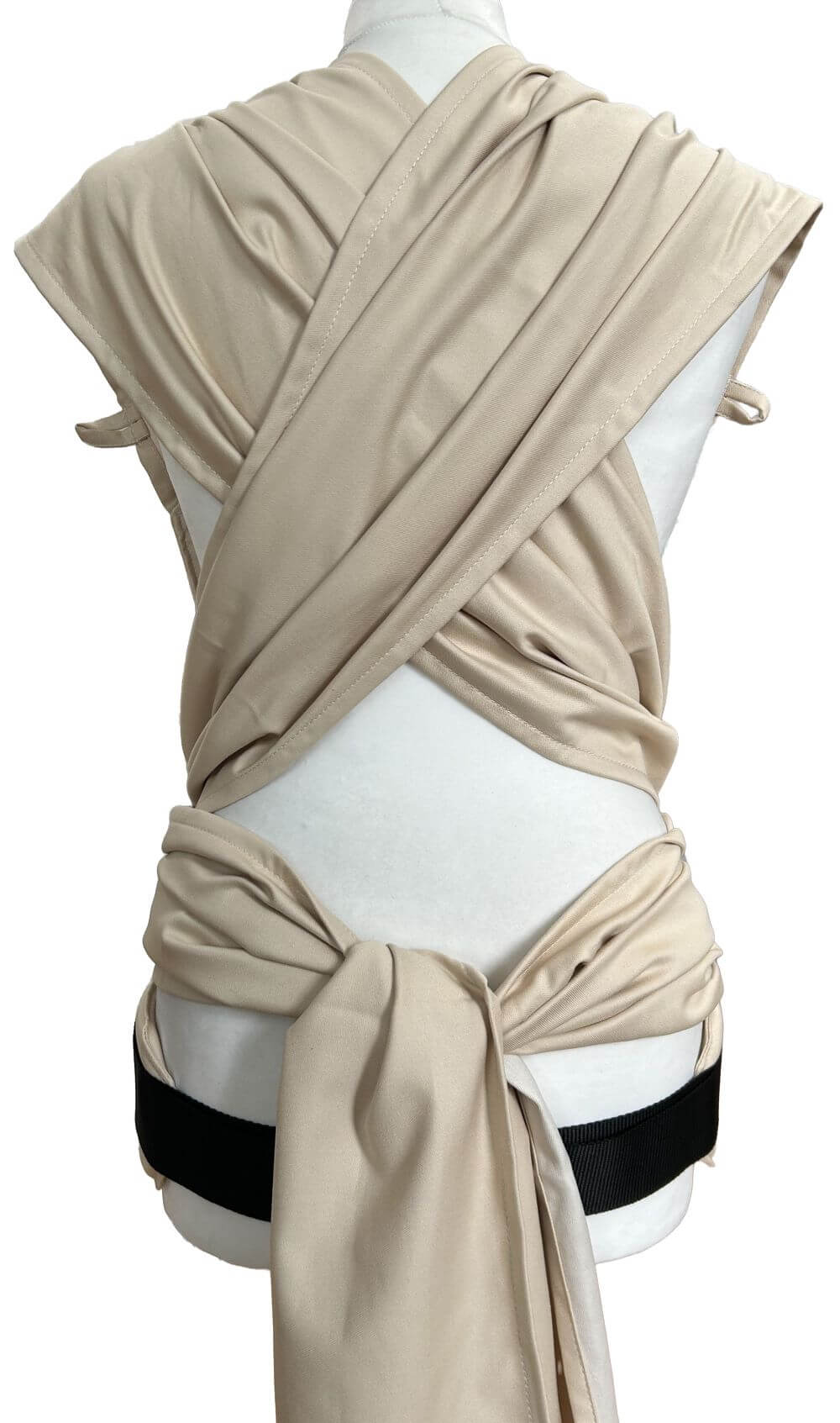 WrapCon Babysize Sand Rückansicht Babytrage WrapCon von Fräulein Hübsch mit breiten Trägern aus Tragetuchstoff für eine angenehme Gewichtsverteilung. Farbe Sand. Man sieht die Trage von hinten mit den überkreuzten Trägern am Rücken.