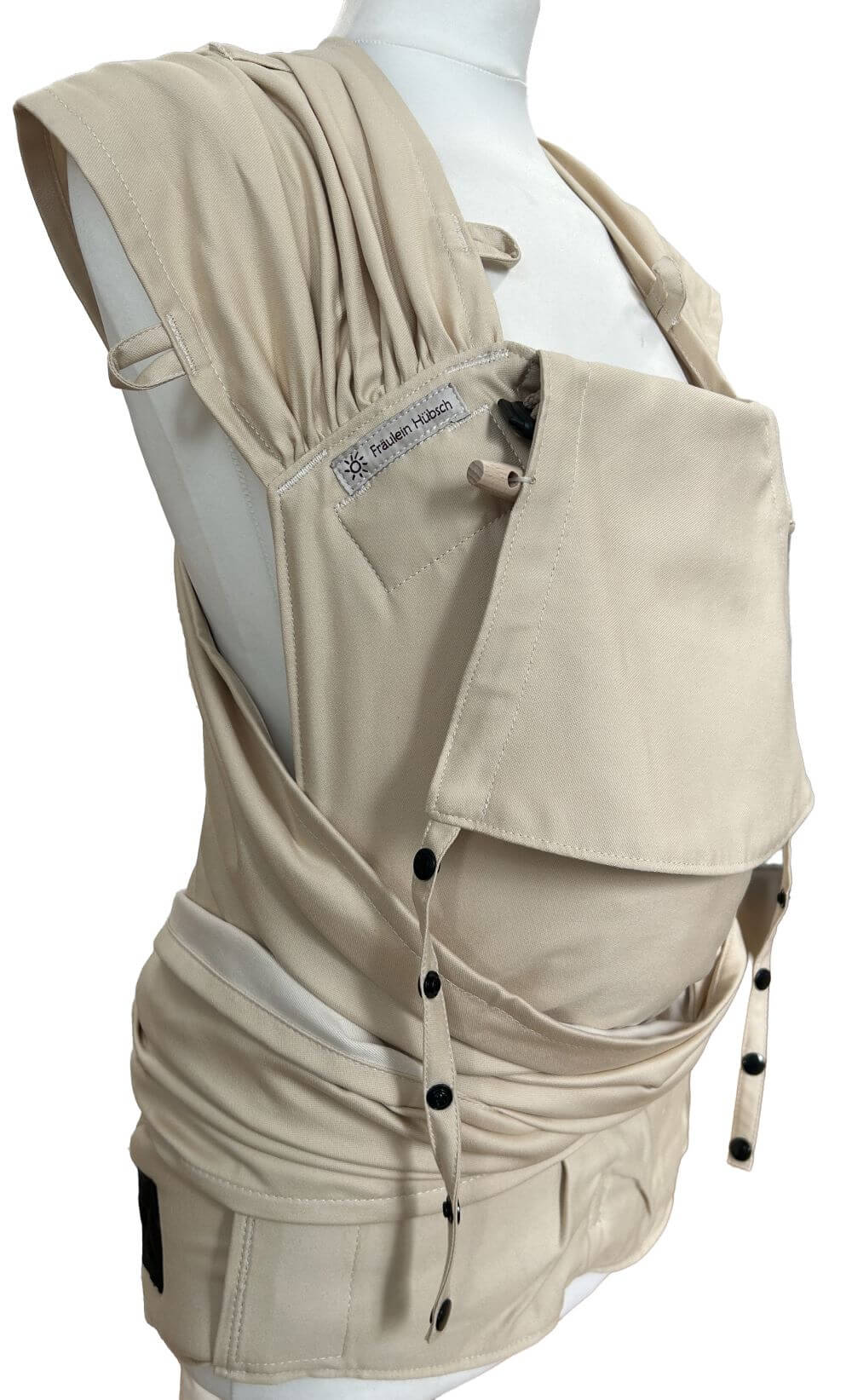 WrapCon Babysize Sand Seitlich Babytrage WrapCon von Fräulein Hübsch mit breiten Trägern aus Tragetuchstoff für eine angenehme Gewichtsverteilung. Farbe Sand.