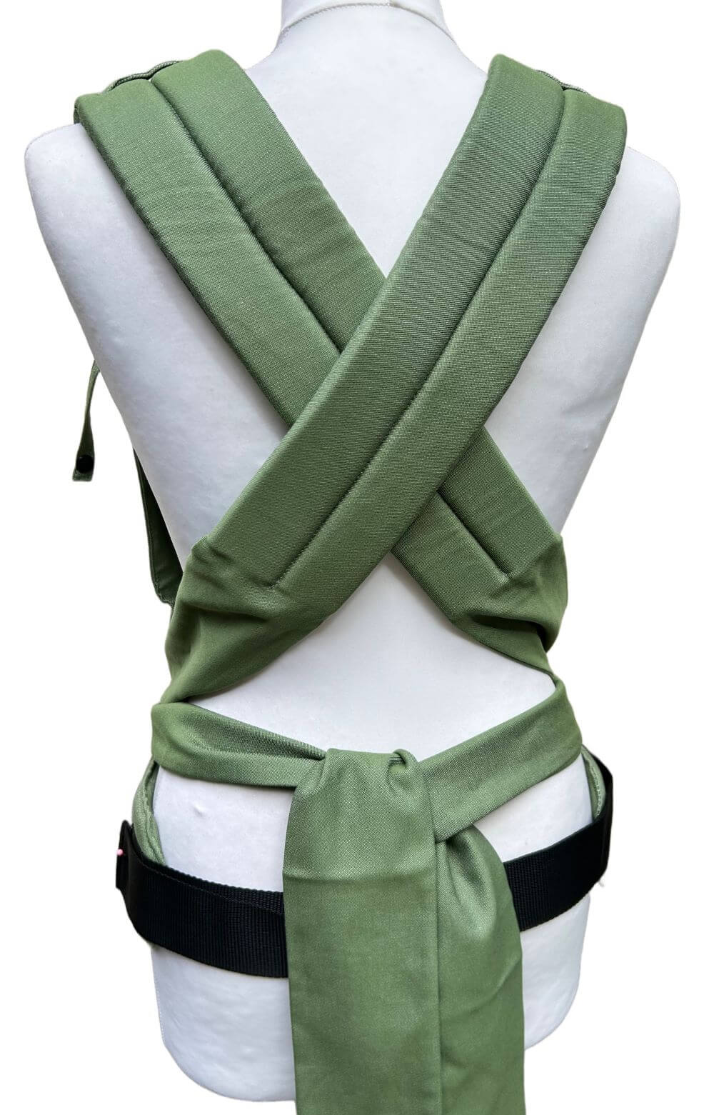 SoftTai V2 Babysize Kale Rückansicht_komp Fräulein Hübsch Babytrage SoftTai Ansicht von hinten auf die gebunden Schulterträger. Diese werden überkreuzt und mit einem Knoten geschlossen.