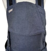 Fullbuckle Rucksacktrage Größe Newborn in der Farbe Denim auf einer Schneiderbüste. Alle Gurte schließen mit Schnallen wie bei einem Rucksack, kein Binden.