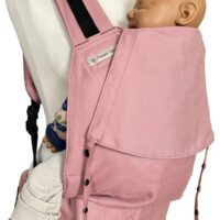 Fullbuckle Rucksacktrage Größe Newborn in der Farbe Rose auf einer Schneiderbüste. In der Trage sitzt eine Puppe. Alle Gurt schließen mit Schnallen wie bei einem Rucksack, kein Binden.