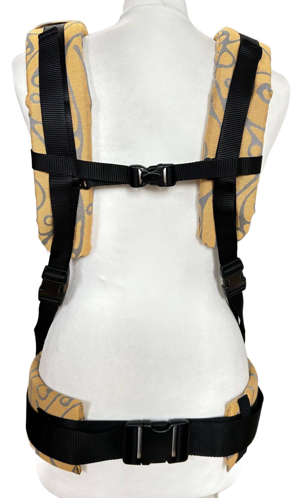 Fullbuckle Newborn Seaweed Bernstein Rückansicht Träger parallel Fullbuckle Babytrage Newborn mit grauem Muster auf gelbem Grund in der Rückansicht. Die Träger sind parallel.