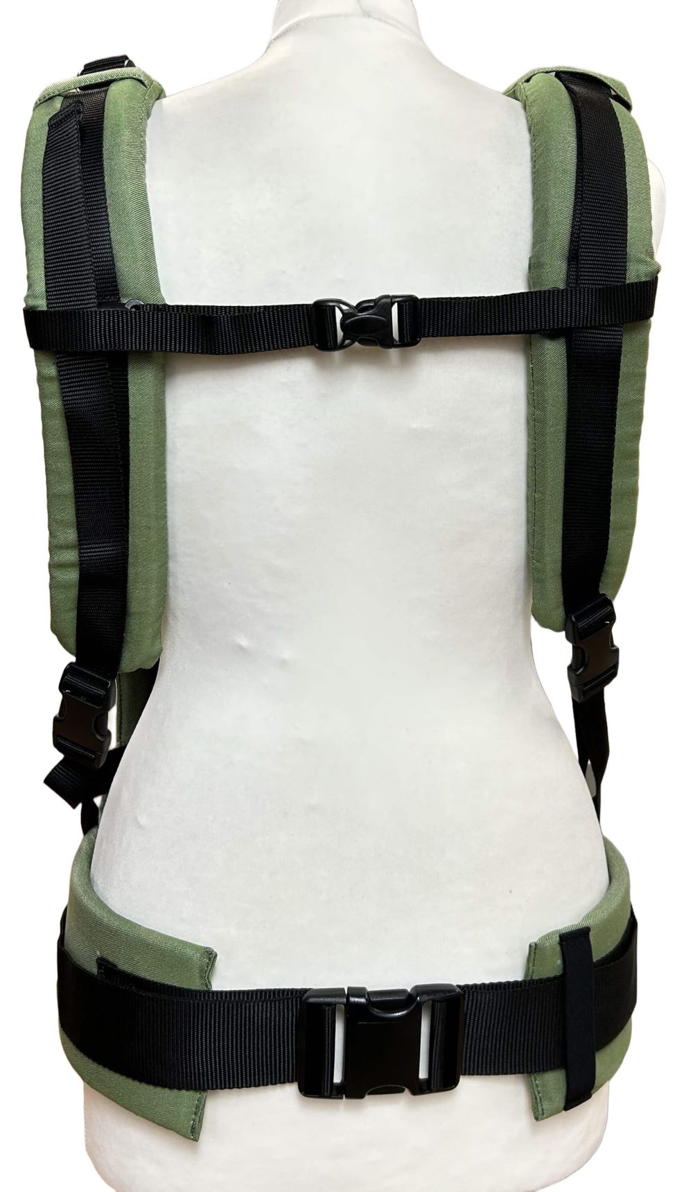 Fullbuckle Babytrage Newborn in der Farbe Kale in der Rückansicht. Die Träger sind parallel.