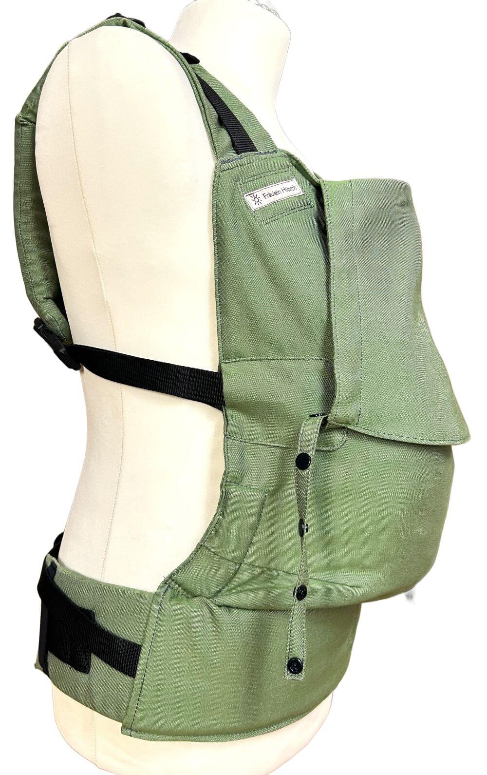 Fullbuckle Rucksacktrage Größe Onesize in der Farbe Kale auf einer Schneiderbüste. Alle Gurte schließen mit Schnallen wie bei einem Rucksack, kein Binden.