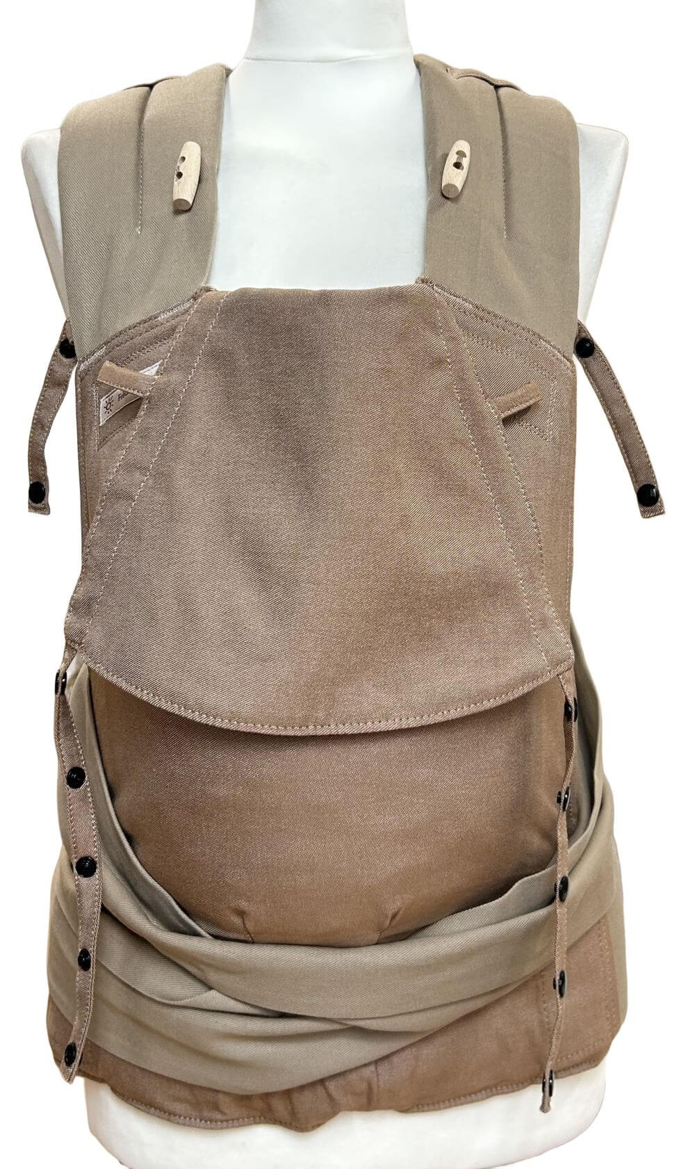 Mei Tai Babysize Toffee frontal Fräulein Hübsch Babytrage Mei Tai in hellem Braun mit beigem Bauchgurt und Schulterträgern.