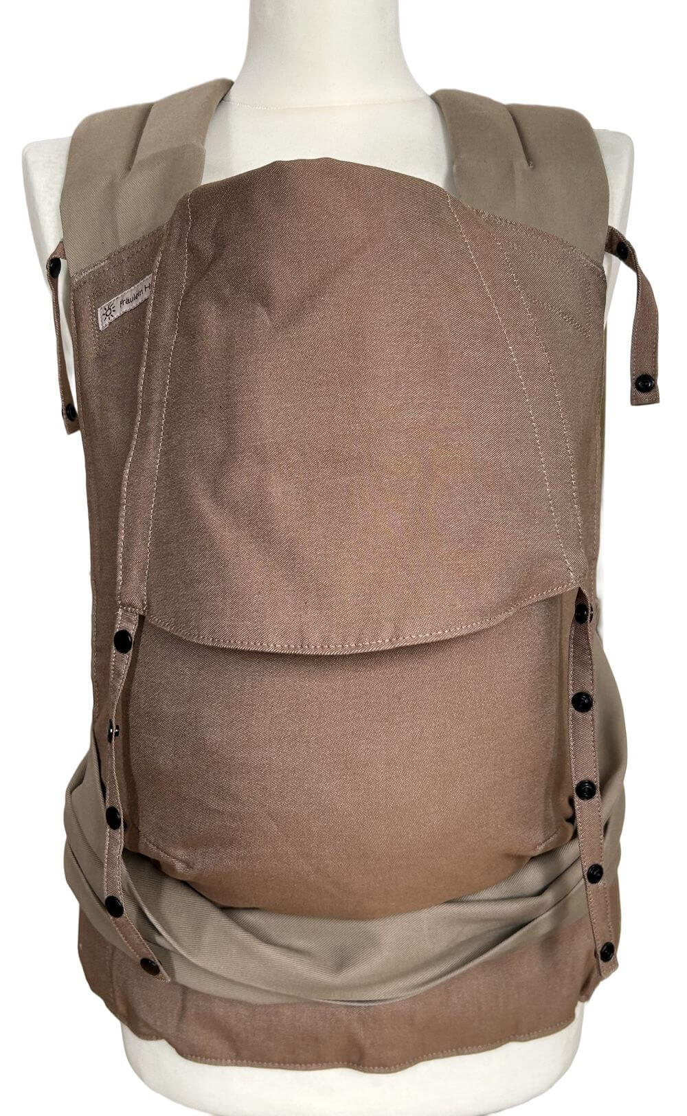 Mei Tai Toddlersize Toffee frontal(1) Fräulein Hübsch Babytrage Mei Tai in hellem Braun mit beigem Bauchgurt und Schulterträgern.