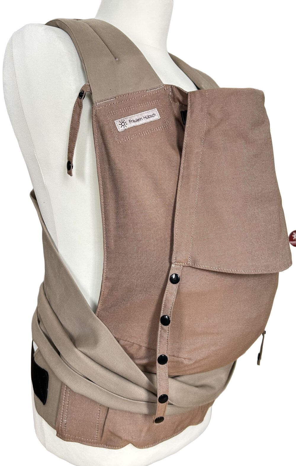 Mei Tai Toddlersize Toffee seitlich Fräulein Hübsch Babytrage Mei Tai in hellem Braun mit beigem Bauchgurt und Schulterträgern.