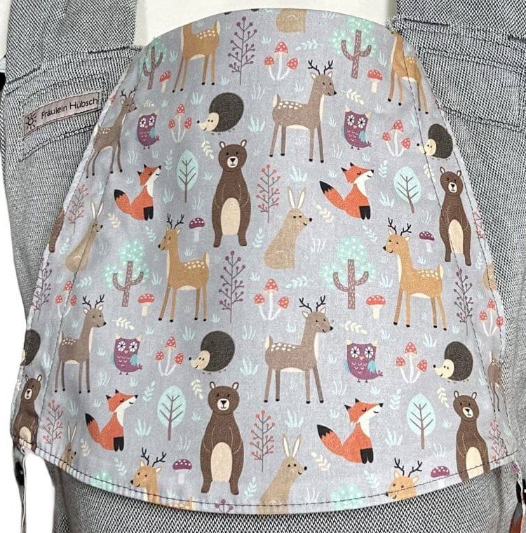 SoftTai V2 Toddlersize Magic Forest Detail Detailansicht der Kopfstütze mit Rehen, Füchsen, Igeln und Bären auf hellgrauem Grund.