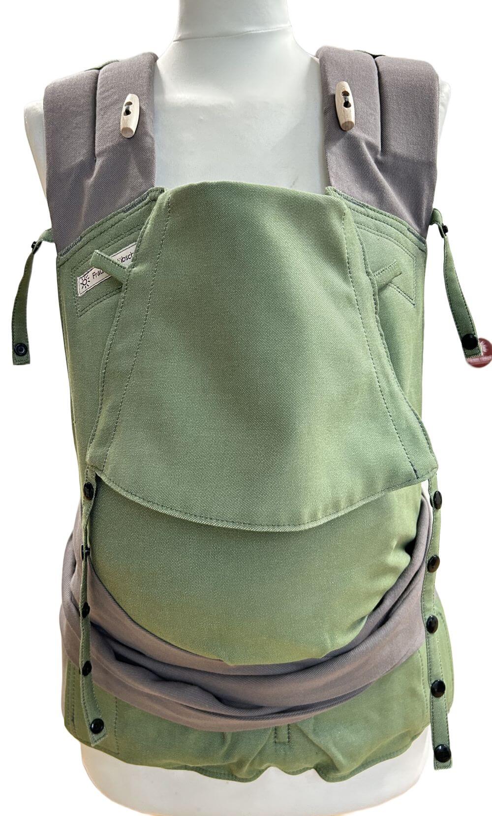 Mei Tai Babysize Kale frontal Ergonomische Babytrage Fräulein Hübsch Mei Tai mit grauen Trägern und olivgrünem Rückenteil auf Schneiderbüste, frontal vor weißem Hintergrund.