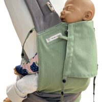 Ergonomische Babytrage Fräulein Hübsch Mei Tai mit grauen Trägern und olivgrünem Rückenteil auf Schneiderbüste, seitlich aufgenommen mit Demopuppe in der Babytrage vor weißem Hintergrund.