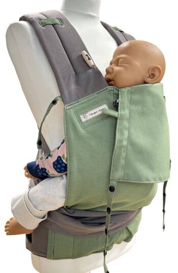 Ergonomische Babytrage Fräulein Hübsch Mei Tai mit grauen Trägern und olivgrünem Rückenteil auf Schneiderbüste, seitlich aufgenommen mit Demopuppe in der Babytrage vor weißem Hintergrund.