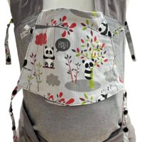 Fräulein Hübsch Mei Tai Babysize in Hellgrau mit bunter Kopfstütze im Pandabären-Design auf hellgrauem Hintergrund, präsentiert auf einer Schneiderpuppe.