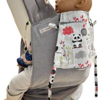 Fräulein Hübsch Mei Tai Babysize in Hellgrau mit bunter Kopfstütze im Pandabären-Design auf hellgrauem Hintergrund, präsentiert auf einer Schneiderpuppe mit Demopuppe zur Veranschaulichung der Trageweise.