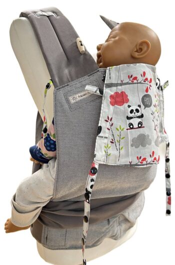 Fräulein Hübsch Mei Tai Babysize in Hellgrau mit bunter Kopfstütze im Pandabären-Design auf hellgrauem Hintergrund, präsentiert auf einer Schneiderpuppe mit Demopuppe zur Veranschaulichung der Trageweise.