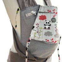 Fräulein Hübsch Mei Tai Babysize in Hellgrau mit bunter Kopfstütze im Pandabären-Design auf hellgrauem Hintergrund, präsentiert auf einer Schneiderpuppe.