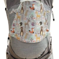 Fräulein Hübsch Babytrage Mei Tai Babysize in Hellgrau mit bunter Kopfstütze im Waldtier-Design auf hellgrauem Hintergrund, präsentiert auf einer Schneiderpuppe.
