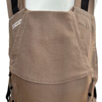 Fullbuckle Rucksacktrage Größe Newborn in der Farbe Toffee auf einer Schneiderbüste. Alle Gurte schließen mit Schnallen wie bei einem Rucksack, kein Binden.