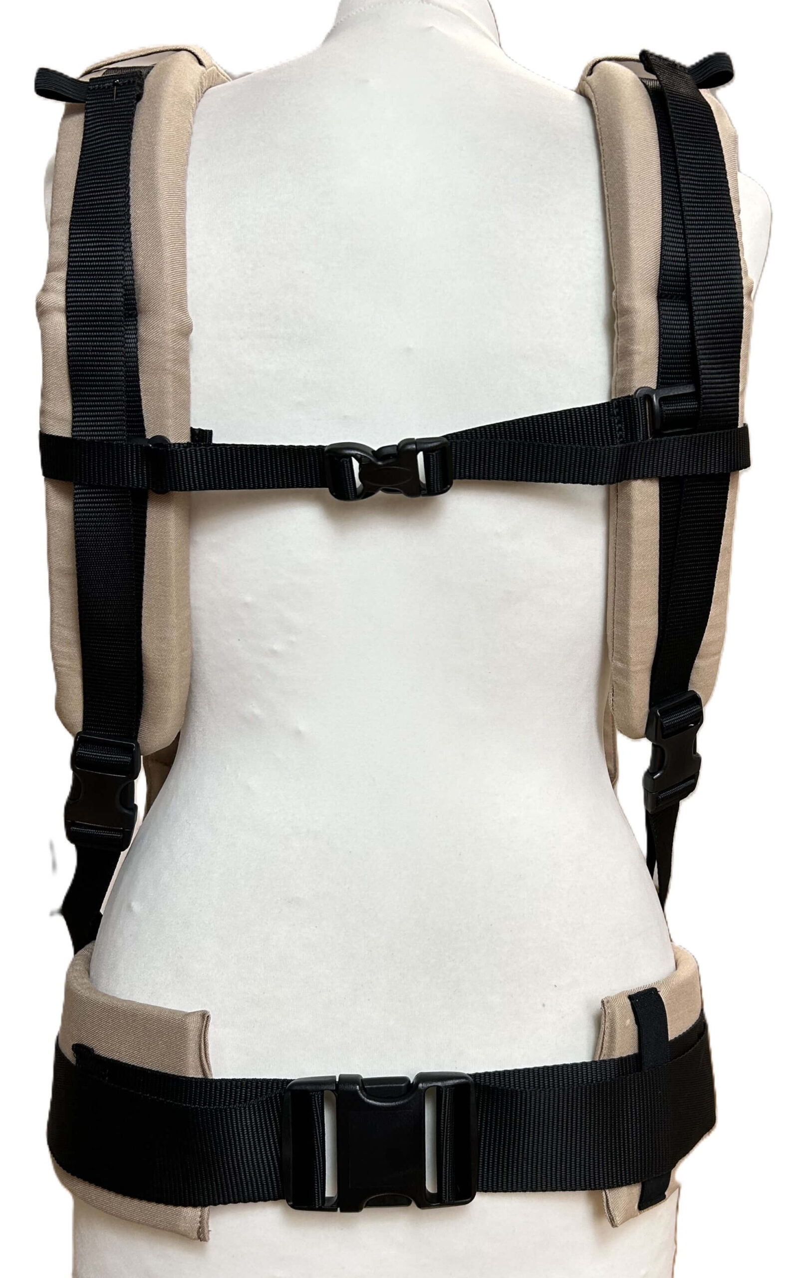 Fullbuckle Newborn Light Taupe Rückansicht H-Träger Fullbuckle Babytrage in der Farbe Light Taupe in der Rückansicht. Die Träger sind parallel.