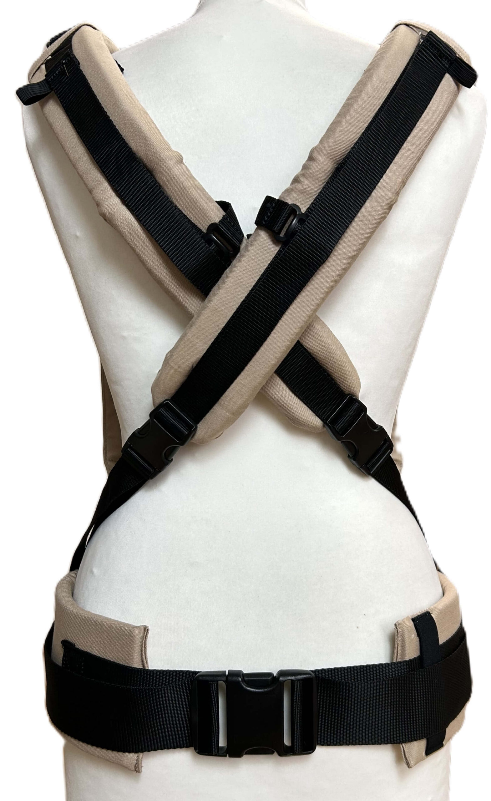 Fullbuckle Newborn Light Taupe Rückansicht gekreuzt Fräulein Hübsch Fullbuckle Babytrage in der Farbe Light Taupe in der Rückansicht. Die Träger sind gekreuzt.