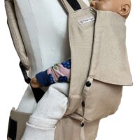 Fräulein Hübsch Fullbuckle Rucksacktrage Größe Newborn in der Farbe Light Taupe auf einer Schneiderbüste. In der Trage sitzt eine Puppe. Alle Gurt schließen mit Schnallen wie bei einem Rucksack, kein Binden.