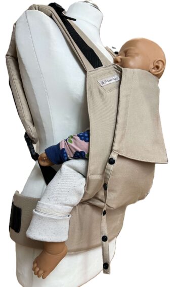 Fräulein Hübsch Fullbuckle Rucksacktrage Größe Newborn in der Farbe Light Taupe auf einer Schneiderbüste. In der Trage sitzt eine Puppe. Alle Gurt schließen mit Schnallen wie bei einem Rucksack, kein Binden.