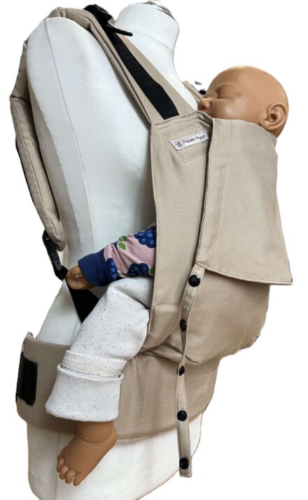Fräulein Hübsch Fullbuckle Rucksacktrage Größe Newborn in der Farbe Light Taupe auf einer Schneiderbüste. In der Trage sitzt eine Puppe. Alle Gurt schließen mit Schnallen wie bei einem Rucksack, kein Binden.