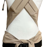Fräulein Hübsch SoftTai Babysize in der Farbe Light Taupe. Die Trage wird von hinten auf einer Schneiderpuppe gezeigt, man sieht, dass die Träger der Babytrage am Rücken überkreuzt und gebunden werden.