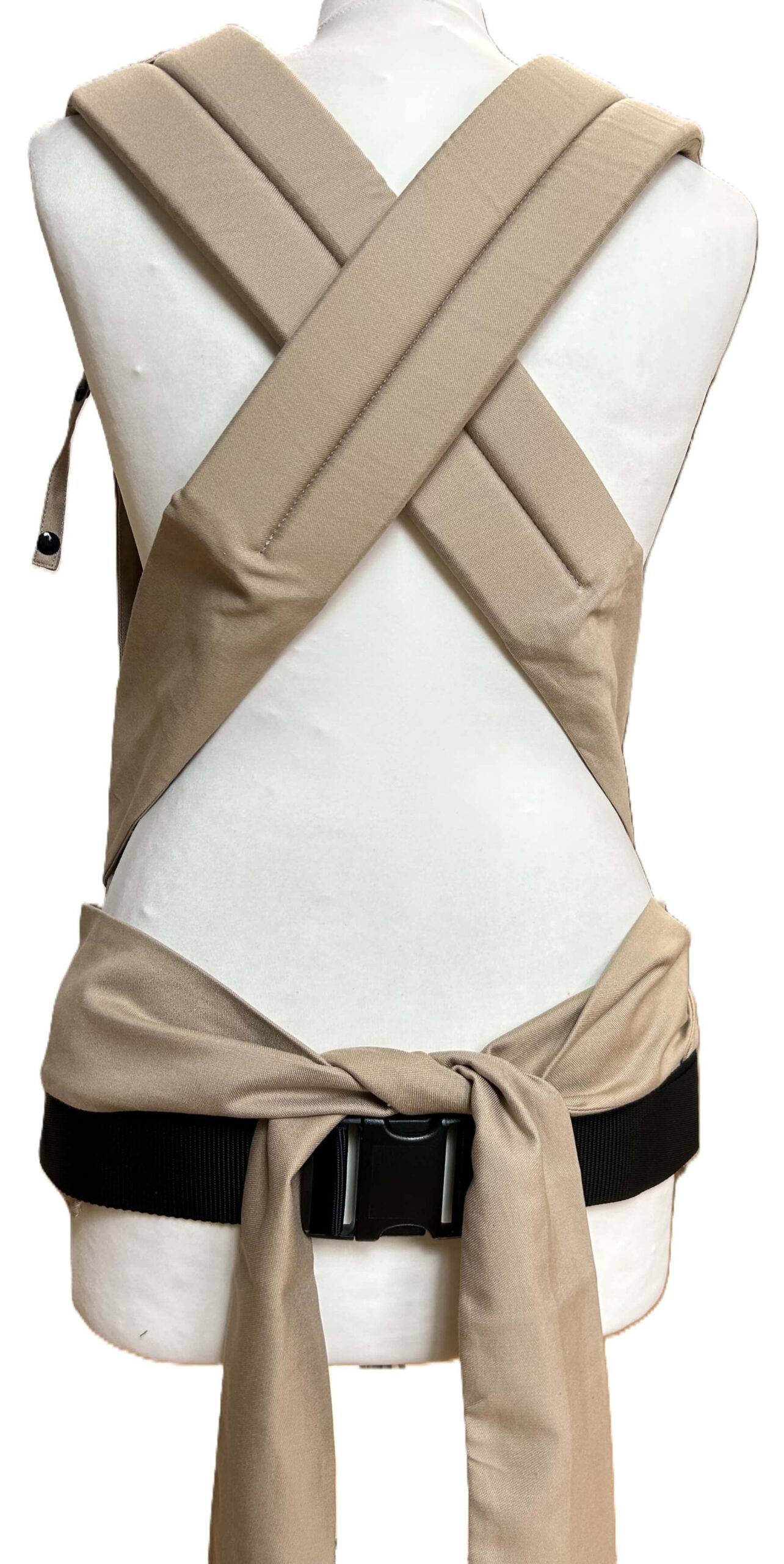 Fräulein Hübsch SoftTai Babysize in der Farbe Light Taupe. Die Trage wird von hinten auf einer Schneiderpuppe gezeigt, man sieht, dass die Träger der Babytrage am Rücken überkreuzt und gebunden werden.