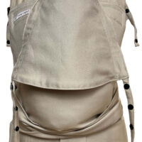 Fräulein Hübsch SoftTai Babysize in der Farbe Light Taupe. Die Trage wird in Vorderansicht auf einer Schneiderpuppe gezeigt.