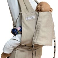 Fräulein Hübsch SoftTai Babysize in der Farbe Light Taupe. Die Trage wird auf einer Schneiderpuppe gezeigt, in der Babytrage sitzt eine Demopuppe zur Veranschaulichung.