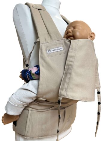 Fräulein Hübsch SoftTai Babysize in der Farbe Light Taupe. Die Trage wird auf einer Schneiderpuppe gezeigt, in der Babytrage sitzt eine Demopuppe zur Veranschaulichung.