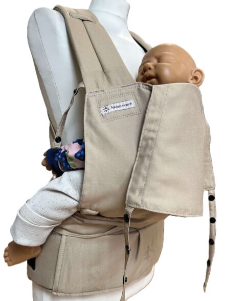 Fräulein Hübsch SoftTai Babysize in der Farbe Light Taupe. Die Trage wird auf einer Schneiderpuppe gezeigt, in der Babytrage sitzt eine Demopuppe zur Veranschaulichung.