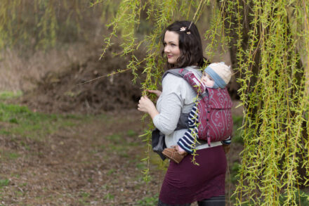 Baby auf dem Rücken tragen – Schritt-für-Schritt-Anleitung