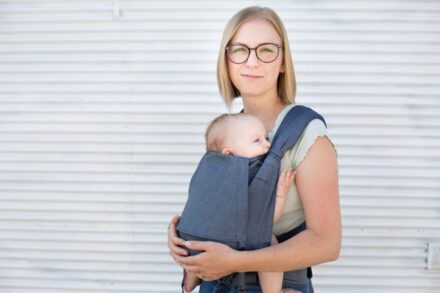 Tragen verzögert das Laufen lernen nicht! Entdecke ergonomische Babytragen, die Nähe schenken und die Entwicklung deines Babys fördern.