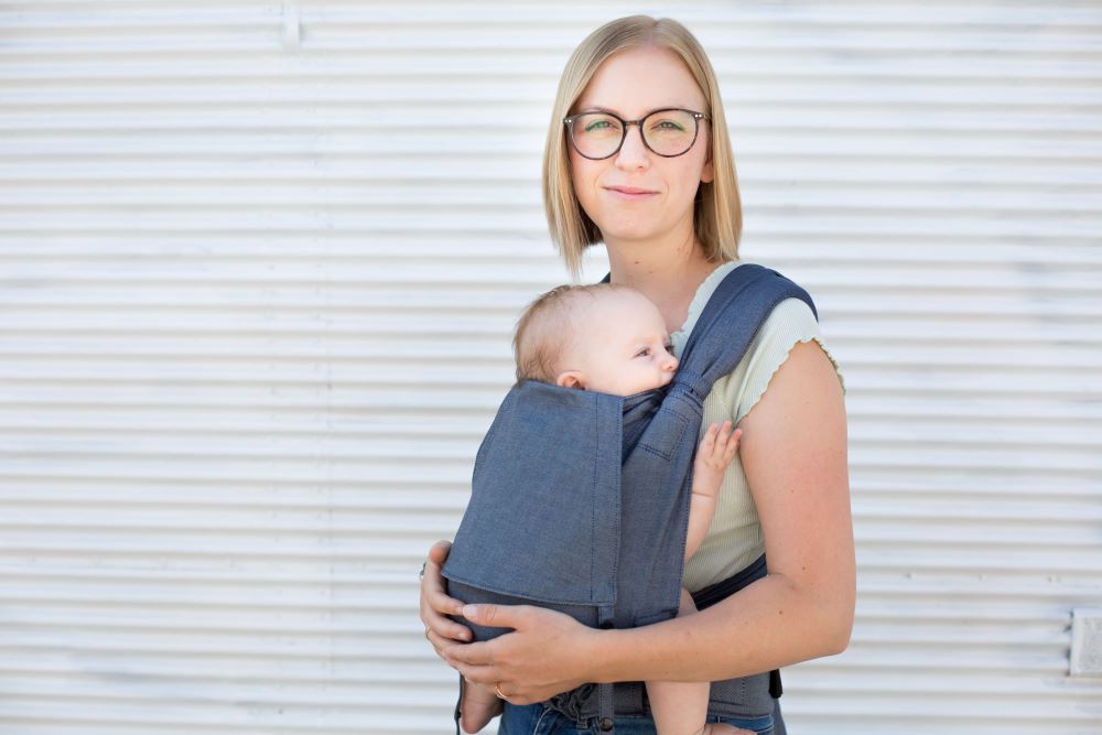 Tragen verzögert das Laufen lernen nicht! Entdecke ergonomische Babytragen, die Nähe schenken und die Entwicklung deines Babys fördern.