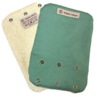 Gurtschoner zum Schutz deiner Babytrage aus jadefarbenem Stoff und innen mit saugstarkem Frottee. Wird mit Druckknöpfen um die Träger deiner Babytrage geschlossen.