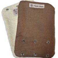 Gurtschoner zum Schutz deiner Babytrage aus braunem Stoff und innen mit saugstarkem Frottee. Wird mit Druckknöpfen um die Träger deiner Babytrage geschlossen.