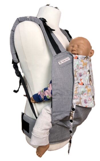 Fräulein Hübsch Fullbuckle Onesize in Hellgrau mit bunter Kopfstütze, auf der bunte Waldtiere auf hellgrauem Grund abgebildet sind. Die Trage wird auf einer Schneiderpuppe gezeigt.