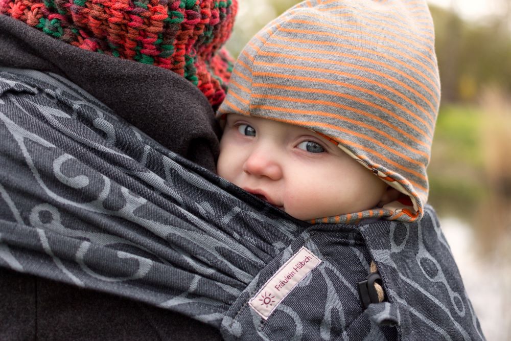Baby tragen im Winter: So bleibt dein Schatz kuschelig warm