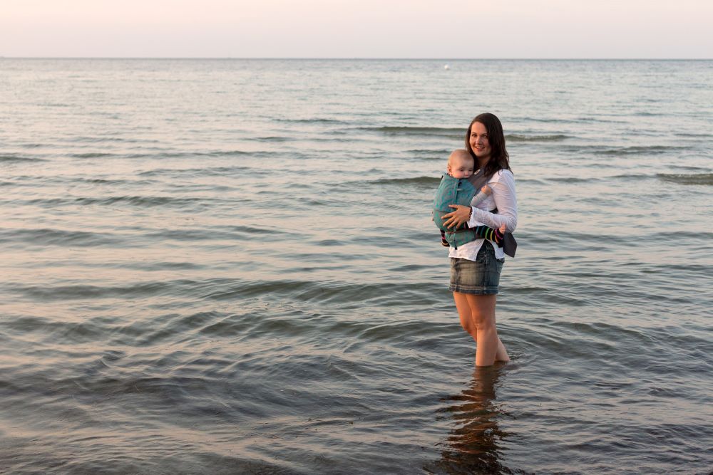 Babytragen im Sommer: Cool & sicher durch die heiße Jahreszeit