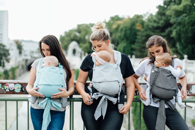 Ergonomische Babytrage von Fräulein Hübsch aus Bio-Baumwolle in der Anhock-Spreiz-Haltung