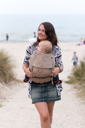 Fräulein Hübsch Babytrage am Strand, perfekt für den Sommer und für den Urlaub mit Baby. Reisetipps mit Baby.