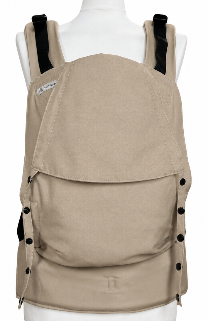 Fräulein Hübsch Fullbuckle Onesize in dunklerem Beige. Die Trage wird auf einer Schneiderpuppe gezeigt und passt von ca. 4 Monaten bis 3 Jahre. Ergonomisch und mitwachsend.