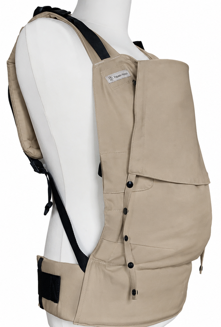 Fräulein Hübsch Fullbuckle Onesize in dunklerem Beige. Die Trage wird auf einer Schneiderpuppe gezeigt und passt von ca. 4 Monaten bis 3 Jahre. Ergonomisch und mitwachsend.
