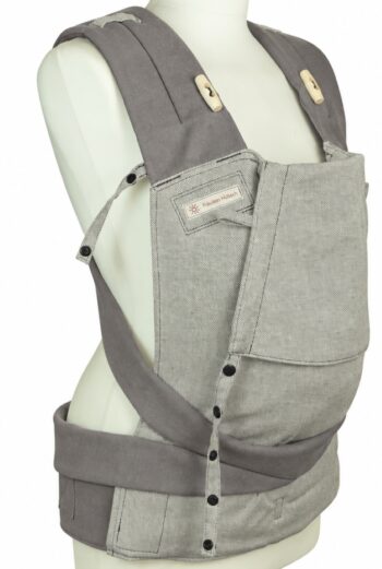 Ergonomische Babytrage Fräulein Hübsch Mei Tai mit grauen Trägern und hellgrauem Rückenteil auf Schneiderbüste, seitlich aufgenommen weißem Hintergrund.